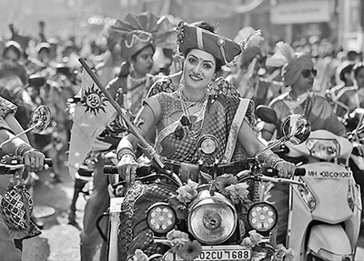 印度民众身着民族服饰游行 庆祝传统节日