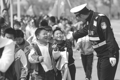 交警护航学生春游