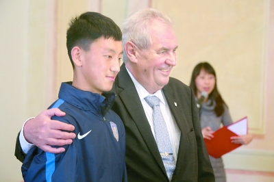 中国足球小将走进捷克总统府