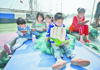 渔民子女在阅读故事书