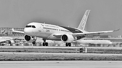 国产大型客机C919进行高滑抬前轮试验成功