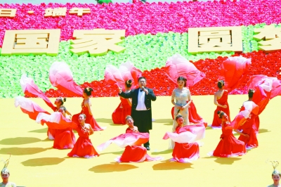全国文明村镇文艺展演在湖南汨罗举行