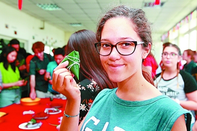 南开大学：留学生包粽子 感受中国味道