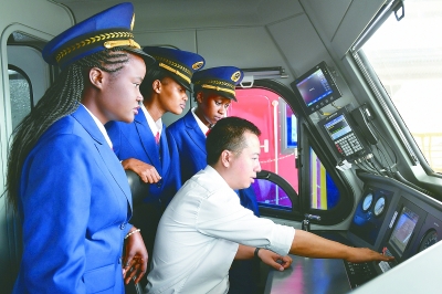 肯尼亚首批女火车司机亮相蒙内铁路