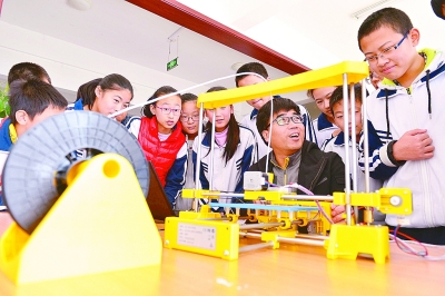 农村学校学生上3D打印课