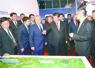 习近平同哈萨克斯坦总统纳扎尔巴耶夫共同参观阿斯塔纳专项世博会中国国家馆