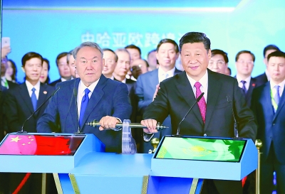 习近平同哈萨克斯坦总统纳扎尔巴耶夫共同参观阿斯塔纳专项世博会中国国家馆