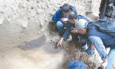 新疆吉木乃通天洞：4万年前人类在此燃起一堆火