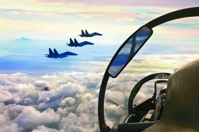 战鹰翱翔云端
