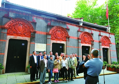 参观者在中共一大会址纪念馆前合影