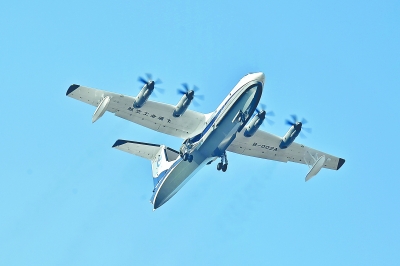 国产大型水陆两栖飞机AG600成功首飞