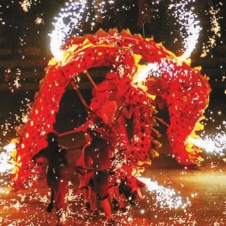 山东省枣庄市台儿庄古城景区内上演“火龙钢花”