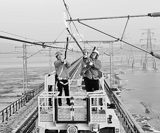 鄱阳湖铁路特大桥接触网设备冻冰