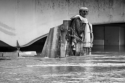 塞纳河桥上的“朱阿夫兵”雕塑