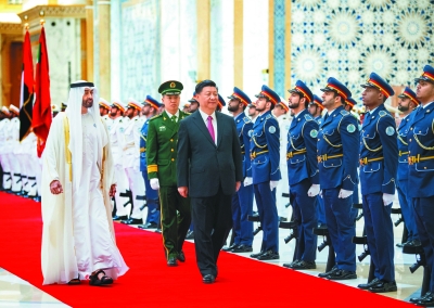 习近平出席阿联酋阿布扎比王储穆罕默德和副总统兼总理穆罕默德共同举行的欢迎仪式