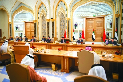 习近平同阿联酋副总统兼总理穆罕默德、阿布扎比王储穆罕默德举行会谈