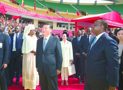 习近平同塞内加尔总统萨勒共同出席塞内加尔竞技摔跤场项目移交仪式