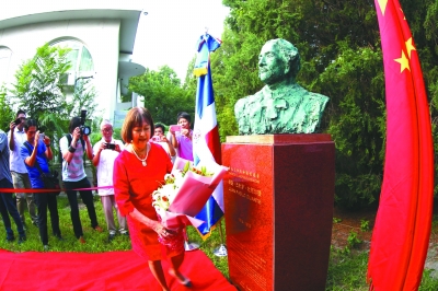 多米尼加共和国驻华代表向《胡安·巴勃罗·杜阿尔德》雕塑献花
