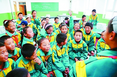 和藏族孩子一起上作文课