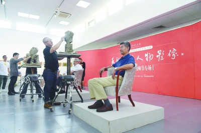 中国美术馆为教师代表塑像