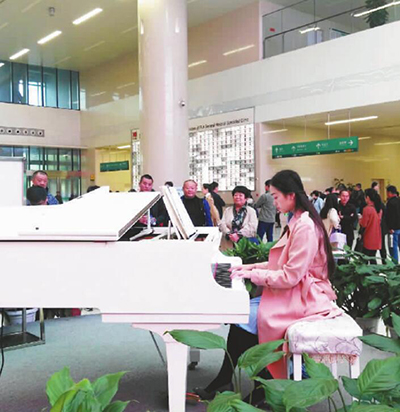 志愿者在医院弹奏钢琴曲 帮助患者及家属舒缓情绪