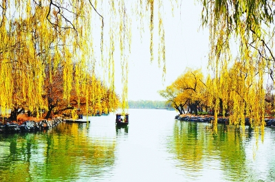 颐和园昆明湖景色迷人 引游客前来观光游览