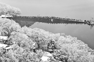 初雪后的西湖 吸引游客前来观赏