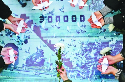 扬州大学：学生手折千纸鹤寄托哀思