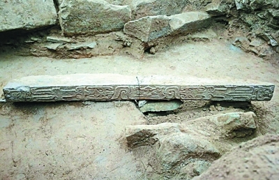 陕西石峁遗址发现30余件精美石雕