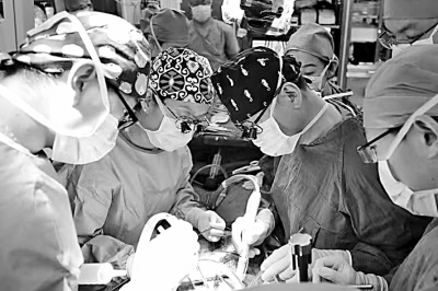 “双供者”肝移植手术成功实施