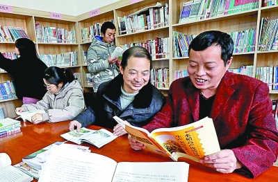 江西宜丰：村民走进农家书屋看书“充电”