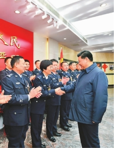 习近平春节前夕在北京看望慰问基层干部群众