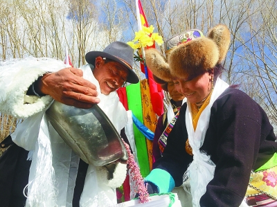 西藏雅砻河谷的新春第一耕