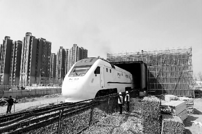 京张高铁控制性工程——北京段声屏障工程也已全面开启第二阶段的攻坚施工