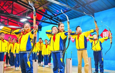 小学生感受射艺文化独特魅力