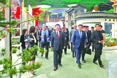 习近平和彭丽媛同出席2019年中国北京世界园艺博览会的外方领导人夫妇共同参观园艺展