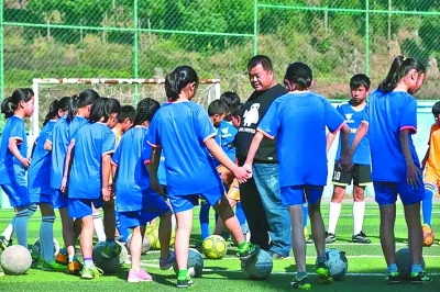 做一盏小橘灯——记在云南、贵州支教14年的石河子大学毕业生徐召伟