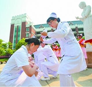 老师为500多名护理专业学生举行授帽仪式