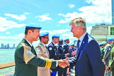 联合国授予两名中国军人和平勋章