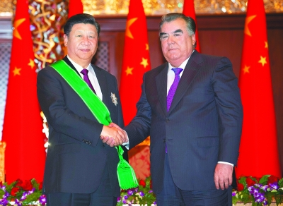 习近平出席仪式接受塔吉克斯坦总统拉赫蒙授予“王冠勋章”