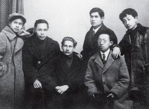 在莫斯科学习的任弼时(左一)与罗亦农(左二)等合影.资料图