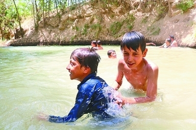 阿富汗希比尔甘儿童戏水纳凉