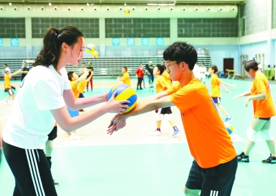 惠若琪现场教授学生学习排球技能