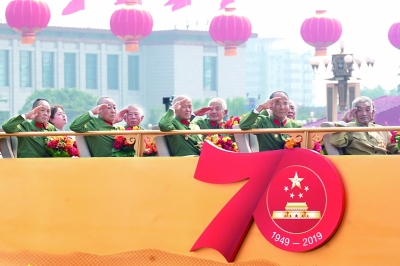 在彩车上，感受磅礴的爱国力量