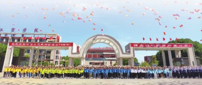 扎根赣鄱大地 坚守育人初心 扎根赣鄱大地 坚守育人初心