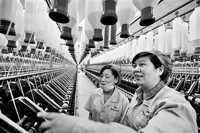 繁忙的纺织车间