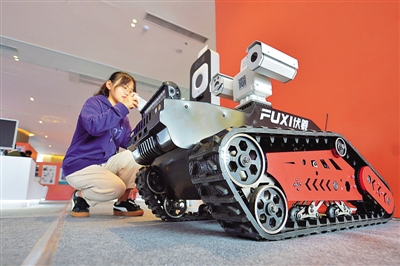 2019青岛工业设计周现场展示的智能探测机器人