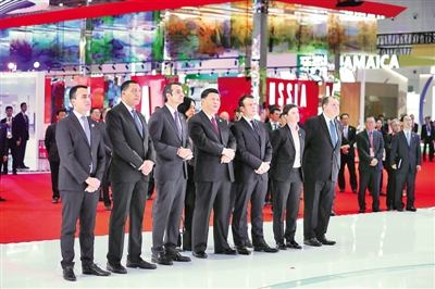 习近平同出席第二届中国国际进口博览会的外国领导人共同巡馆