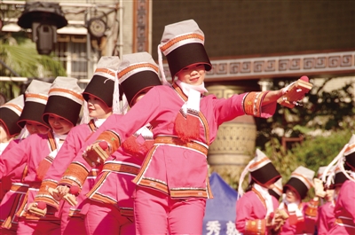 广西瑶族同胞欢庆传统节日
