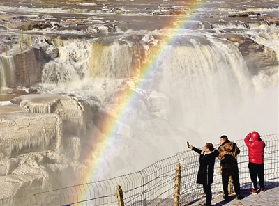 黄河壶口瀑布出现流凌冰挂景观